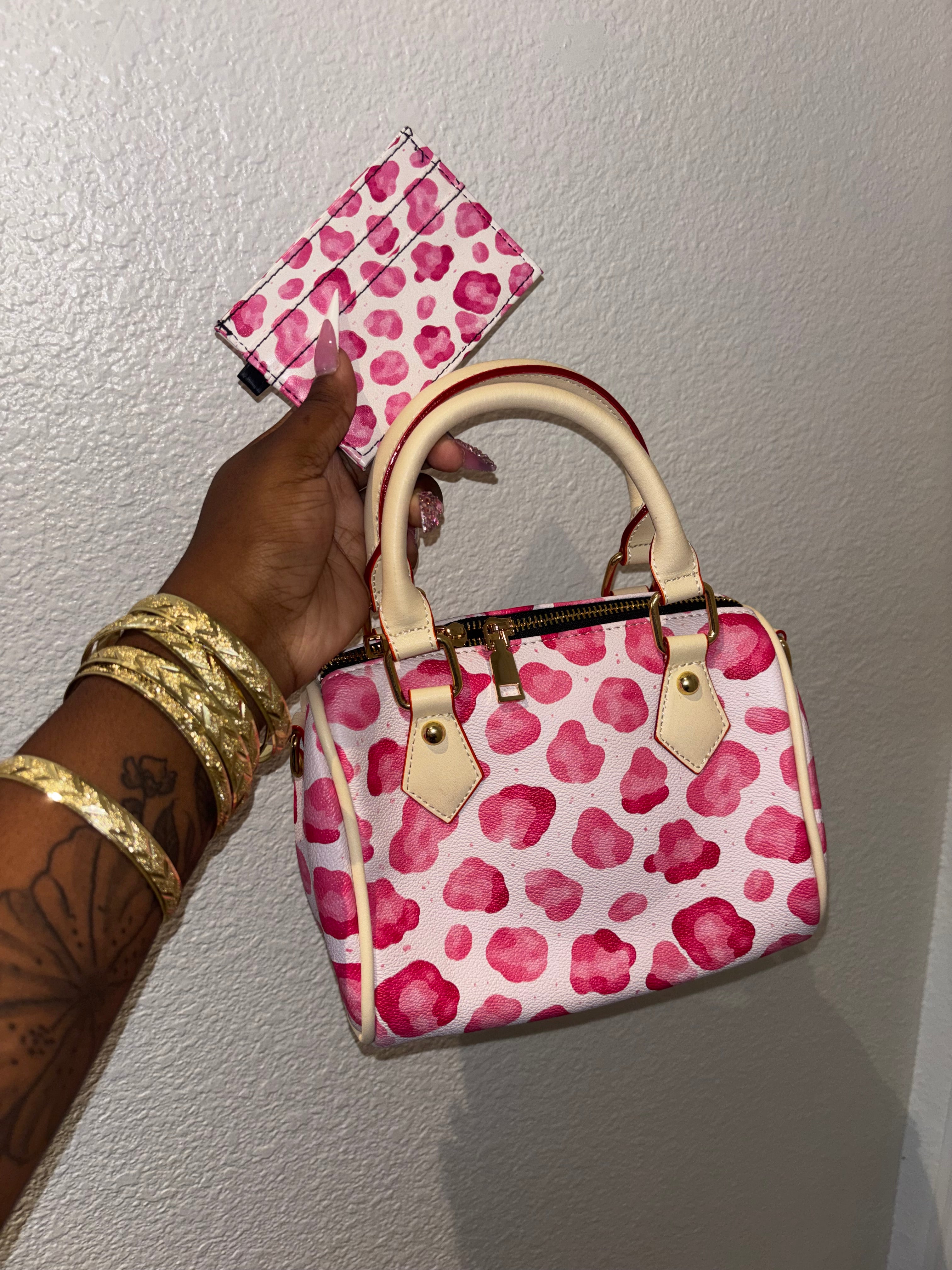 CUSTOM PURSE/TOTE BAG/CARD HOLDER VENDOR